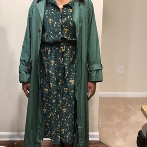 Green trenchcoat/corduroy collar/checkered lining